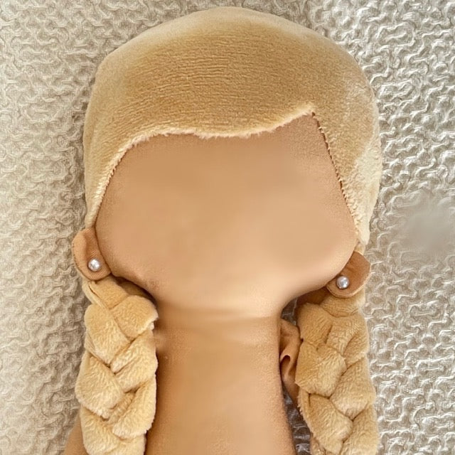 Mini Poupette blonde - Poupée artisanale - Robe jaune
