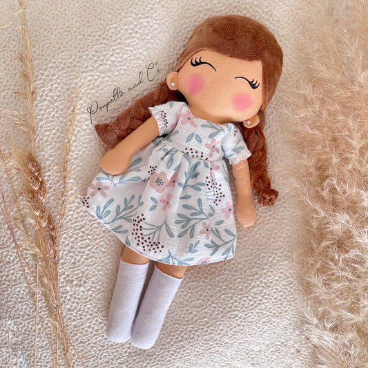 Mini Poupette brune - Poupée artisanale - Robe à fleurs