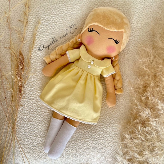 Mini Poupette blonde - Poupée artisanale - Robe jaune