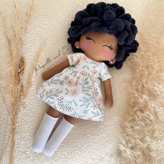 Mini Poupette afro - Poupée noire artisanale - Robe à fleurs