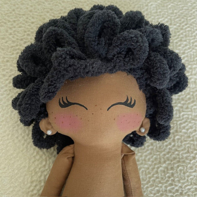 Mini Poupette afro - Poupée noire artisanale - Robe jean bleu